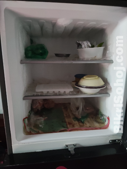 Refrigerator and freeze